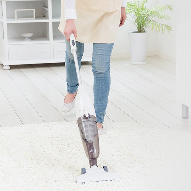 Nidecが開発したブロアユニットが採用されたスティック型掃除機を使用する様子