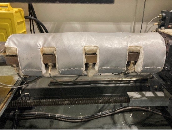 射出成形機に断熱カバーを取り付けた様子