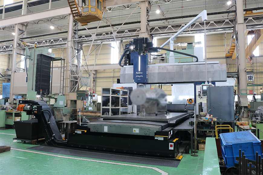 株式会社ナカサク 工場内に導入された門形五面加工機 MVR35Hx